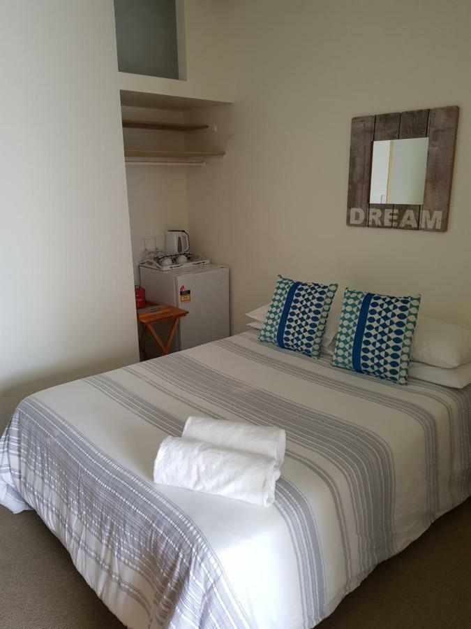 Waters Edge B&B Каитаиа Экстерьер фото